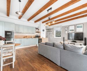 Štýlový víkendový dom s jazerom v srdci prírody v Malých Levároch