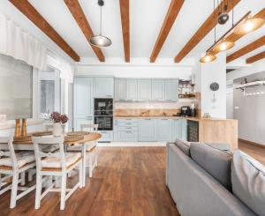 Štýlový víkendový dom s jazerom v srdci prírody v Malých Levároch