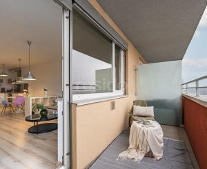 Rezervovaný - Priestranný 2 izbový byt v novostavbe Ship House v Ružinove s balkónom, garážovým státím a kompletným zariadením