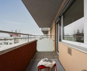 Rezervovaný - Priestranný 2 izbový byt v novostavbe Ship House v Ružinove s balkónom, garážovým státím a kompletným zariadením