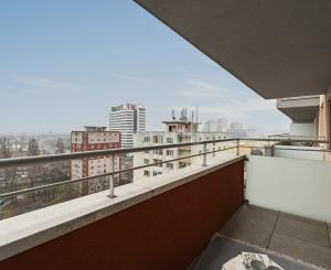 Rezervovaný - Priestranný 2 izbový byt v novostavbe Ship House v Ružinove s balkónom, garážovým státím a kompletným zariadením