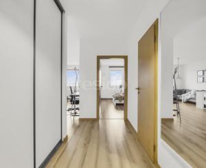 Rezervovaný - Priestranný 2 izbový byt v novostavbe Ship House v Ružinove s balkónom, garážovým státím a kompletným zariadením