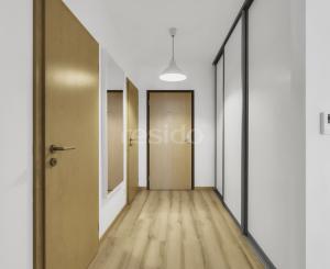 Rezervovaný - Priestranný 2 izbový byt v novostavbe Ship House v Ružinove s balkónom, garážovým státím a kompletným zariadením