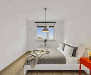 Rezervovaný - Priestranný 2 izbový byt v novostavbe Ship House v Ružinove s balkónom, garážovým státím a kompletným zariadením