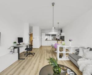 Rezervovaný - Priestranný 2 izbový byt v novostavbe Ship House v Ružinove s balkónom, garážovým státím a kompletným zariadením