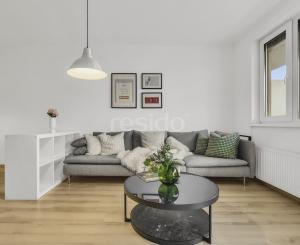 Rezervovaný - Priestranný 2 izbový byt v novostavbe Ship House v Ružinove s balkónom, garážovým státím a kompletným zariadením