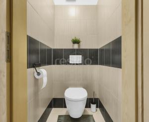 Rezervovaný - Priestranný 2 izbový byt v novostavbe Ship House v Ružinove s balkónom, garážovým státím a kompletným zariadením