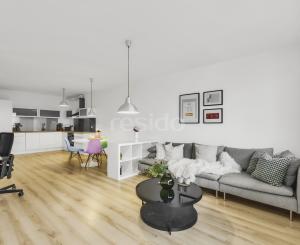 Rezervovaný - Priestranný 2 izbový byt v novostavbe Ship House v Ružinove s balkónom, garážovým státím a kompletným zariadením