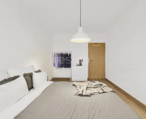 Rezervovaný - Priestranný 2 izbový byt v novostavbe Ship House v Ružinove s balkónom, garážovým státím a kompletným zariadením