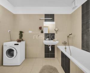 Rezervovaný - Priestranný 2 izbový byt v novostavbe Ship House v Ružinove s balkónom, garážovým státím a kompletným zariadením