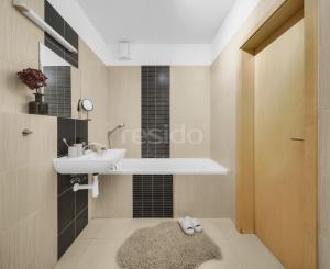 Rezervovaný - Priestranný 2 izbový byt v novostavbe Ship House v Ružinove s balkónom, garážovým státím a kompletným zariadením