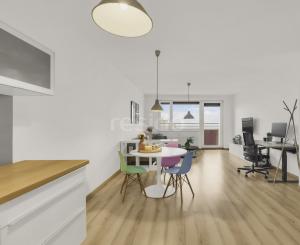 Rezervovaný - Priestranný 2 izbový byt v novostavbe Ship House v Ružinove s balkónom, garážovým státím a kompletným zariadením