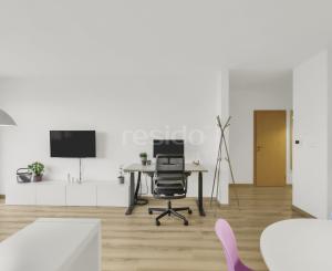 Rezervovaný - Priestranný 2 izbový byt v novostavbe Ship House v Ružinove s balkónom, garážovým státím a kompletným zariadením