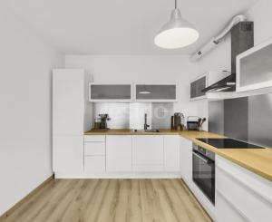 Rezervovaný - Priestranný 2 izbový byt v novostavbe Ship House v Ružinove s balkónom, garážovým státím a kompletným zariadením