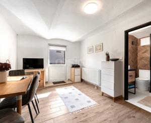 Rekonštruovaný rodinný dom so záhradou snov a extra priestorom pre hostí