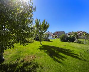 Rekonštruovaný rodinný dom so záhradou snov a extra priestorom pre hostí