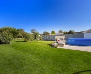 Rekonštruovaný rodinný dom so záhradou snov a extra priestorom pre hostí