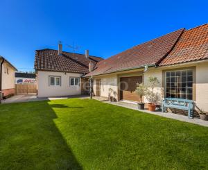 Rekonštruovaný rodinný dom so záhradou snov a extra priestorom pre hostí