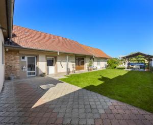 Rekonštruovaný rodinný dom so záhradou snov a extra priestorom pre hostí