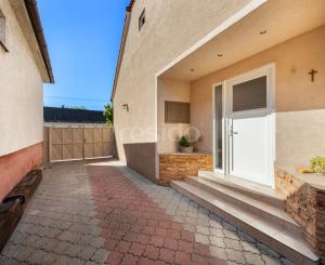 Rekonštruovaný rodinný dom so záhradou snov a extra priestorom pre hostí