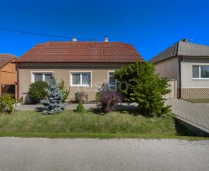 Rekonštruovaný rodinný dom so záhradou snov a extra priestorom pre hostí