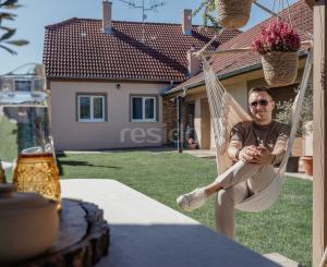 Rekonštruovaný rodinný dom so záhradou snov a extra priestorom pre hostí