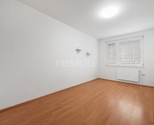 Praktický 4- izbový byt s lodžiou a dvomi pivnicami na predaj na ulici Haanova v Petržalke