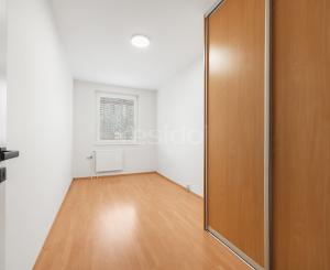 Praktický 4- izbový byt s lodžiou a dvomi pivnicami na predaj na ulici Haanova v Petržalke