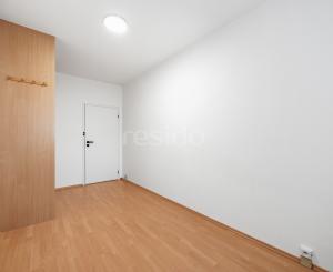 Praktický 4- izbový byt s lodžiou a dvomi pivnicami na predaj na ulici Haanova v Petržalke