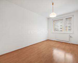 Praktický 4- izbový byt s lodžiou a dvomi pivnicami na predaj na ulici Haanova v Petržalke