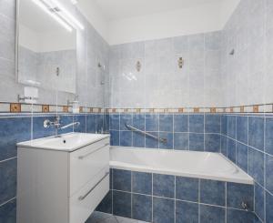 Praktický 4- izbový byt s lodžiou a dvomi pivnicami na predaj na ulici Haanova v Petržalke