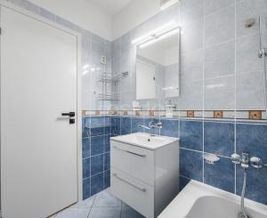 Praktický 4- izbový byt s lodžiou a dvomi pivnicami na predaj na ulici Haanova v Petržalke