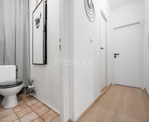 Praktický 4- izbový byt s lodžiou a dvomi pivnicami na predaj na ulici Haanova v Petržalke