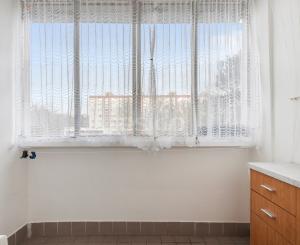 Praktický 4- izbový byt s lodžiou a dvomi pivnicami na predaj na ulici Haanova v Petržalke