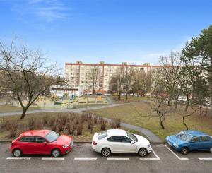 Praktický 4- izbový byt s lodžiou a dvomi pivnicami na predaj na ulici Haanova v Petržalke