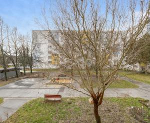 Praktický 4- izbový byt s lodžiou a dvomi pivnicami na predaj na ulici Haanova v Petržalke