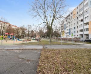 Praktický 4- izbový byt s lodžiou a dvomi pivnicami na predaj na ulici Haanova v Petržalke