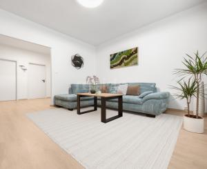 Praktický 4- izbový byt s lodžiou a dvomi pivnicami na predaj na ulici Haanova v Petržalke