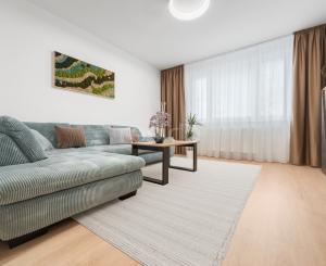 Praktický 4- izbový byt s lodžiou a dvomi pivnicami na predaj na ulici Haanova v Petržalke