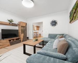 Praktický 4- izbový byt s lodžiou a dvomi pivnicami na predaj na ulici Haanova v Petržalke