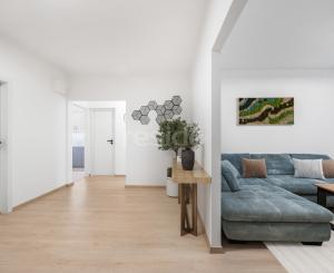 Praktický 4- izbový byt s lodžiou a dvomi pivnicami na predaj na ulici Haanova v Petržalke