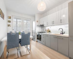 Praktický 4- izbový byt s lodžiou a dvomi pivnicami na predaj na ulici Haanova v Petržalke