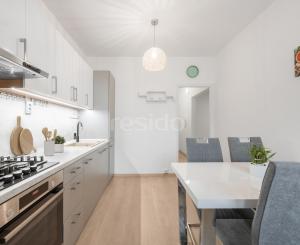 Praktický 4- izbový byt s lodžiou a dvomi pivnicami na predaj na ulici Haanova v Petržalke