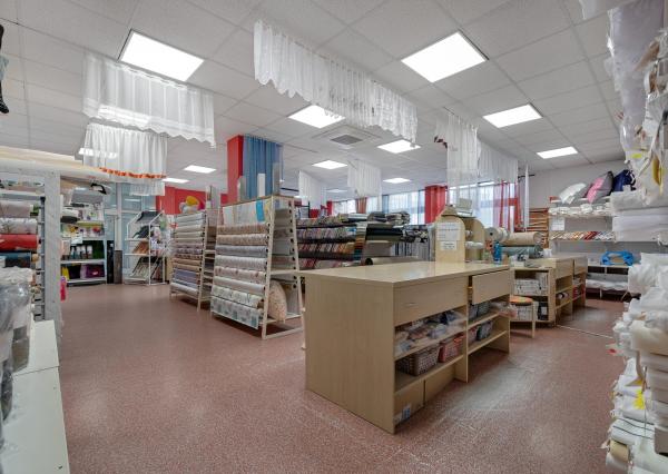 Priestranný obchodný priestor v centre Malaciek s množstvom skladových priestorov