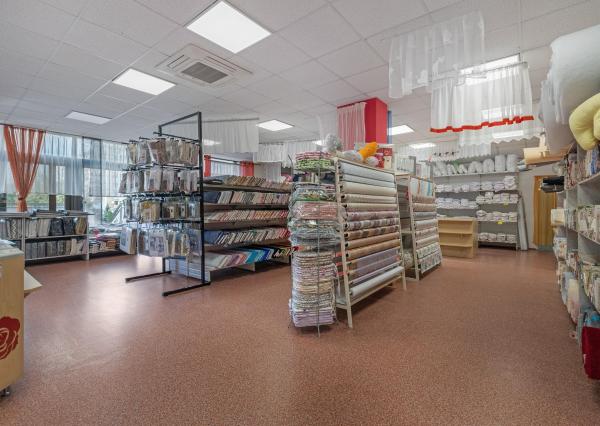 Priestranný obchodný priestor v centre Malaciek s množstvom skladových priestorov