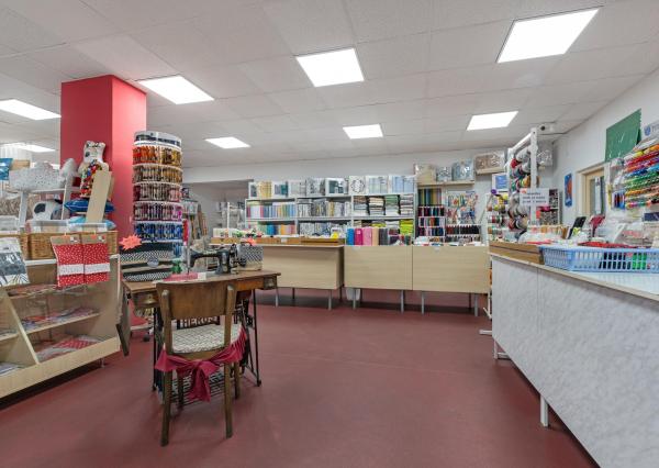 Priestranný obchodný priestor v centre Malaciek s množstvom skladových priestorov