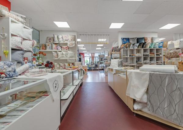 Priestranný obchodný priestor v centre Malaciek s množstvom skladových priestorov