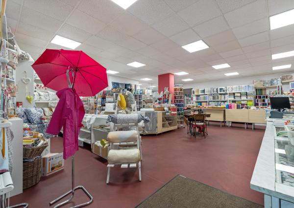 Priestranný obchodný priestor v centre Malaciek s množstvom skladových priestorov