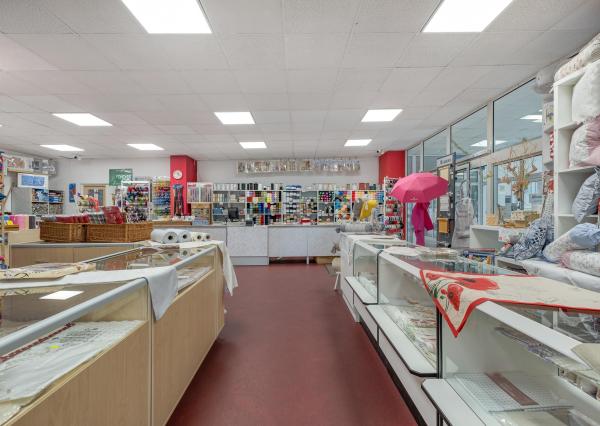 Priestranný obchodný priestor v centre Malaciek s množstvom skladových priestorov