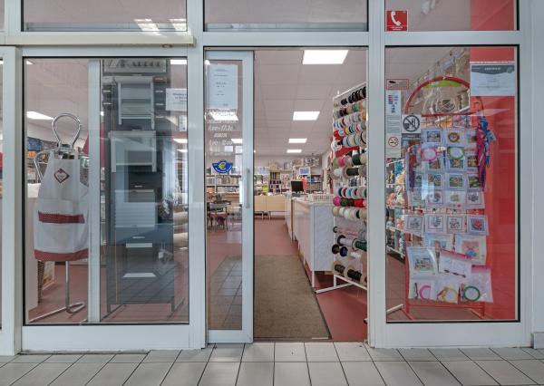 Priestranný obchodný priestor v centre Malaciek s množstvom skladových priestorov